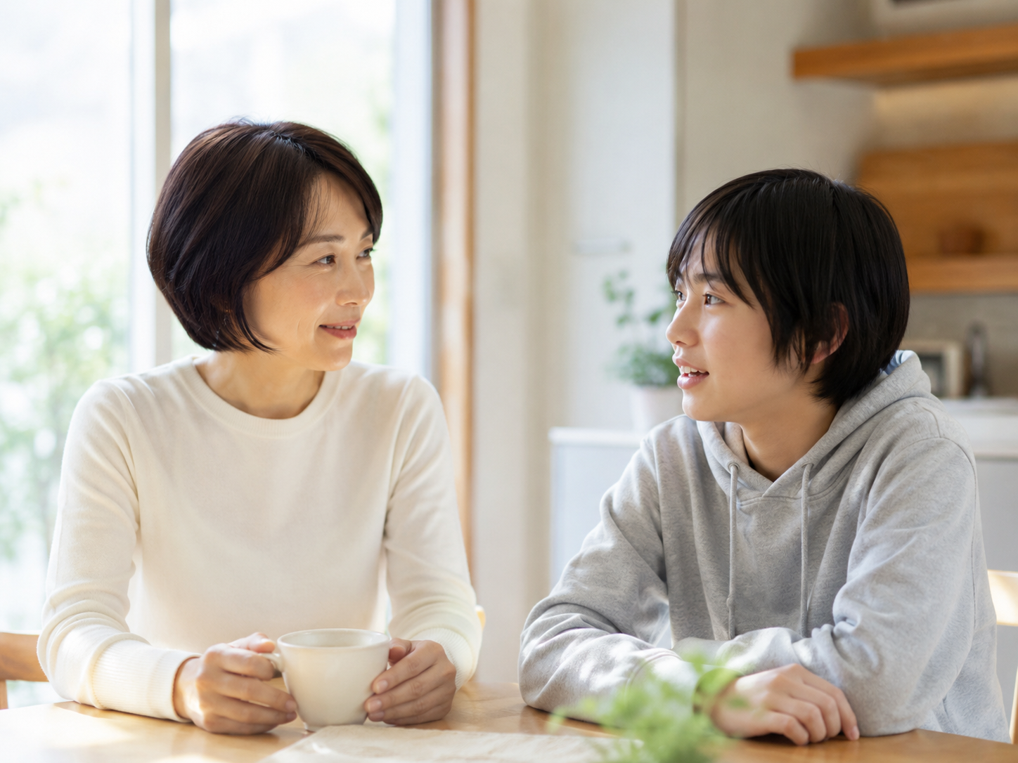 笑顔で会話する親子