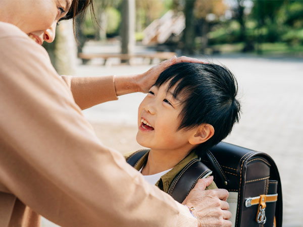 子どもを褒めるイメージ