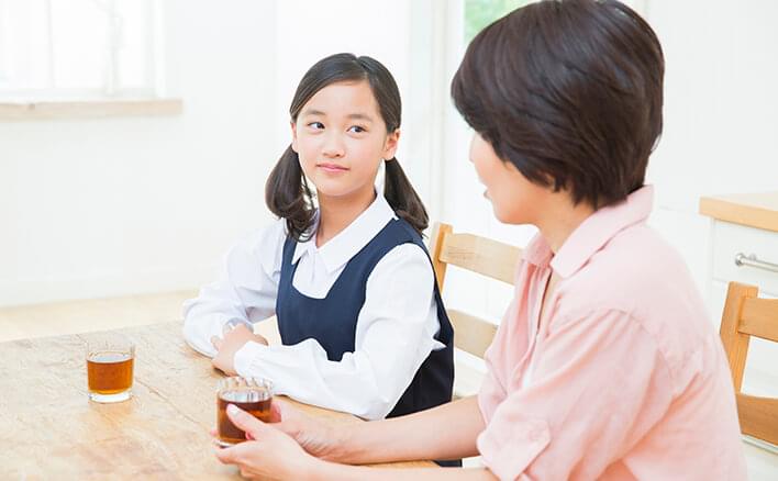 母と娘の会話イメージ