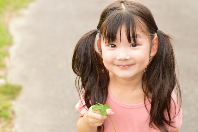 微笑む子どものイメージ