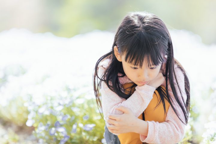 悩む小学生の画像